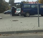 Uniformuotas Kai&scaron;iadorių ugniagesių vir&scaron;ininkas užfiksuotas įrenginėjantis sporto klubą
