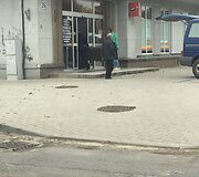 Uniformuotas Kai&scaron;iadorių ugniagesių vir&scaron;ininkas užfiksuotas įrenginėjantis sporto klubą