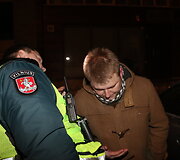 Pareigūnas tikrina buteliu praskeltą galvą