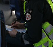 Policijos patrulis pildo avarijos deklaraciją