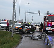 &bdquo;Audi&ldquo; vairuotojas rėžėsi į sunkvežimio galą ir kelio atitvarą