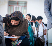 Tarp egzaminą laikiusių studentų &ndash; OXFAM regioninė vadovė Fatima Yaqubi