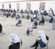 Studentai laiko politinės anglų kalbos egzaminą