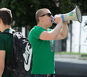 Aukso link: triuk&scaron;minga ir spalvinga &bdquo;Žalgirio&ldquo; sirgalių eisena Kaune