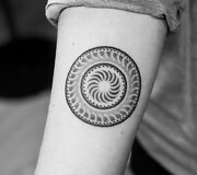 Tatuiruočių meistro &bdquo;Juodi dygsniai&ldquo; darbas