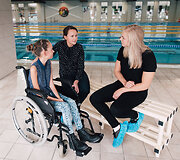 Rūta Meilutytė kviečia padėti vaik&scaron;čioti negalinčiai Vakarei