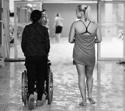 Rūta Meilutytė kviečia padėti vaik&scaron;čioti negalinčiai Vakarei