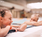 Rūta Meilutytė kviečia padėti vaik&scaron;čioti negalinčiai Vakarei