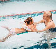 Rūta Meilutytė kviečia padėti vaik&scaron;čioti negalinčiai Vakarei