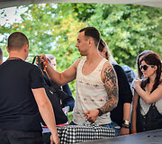 Apsaugos darbuotojai tikrina &bdquo;Karklė Live Music Beach&ldquo; svečių krep&scaron;ius