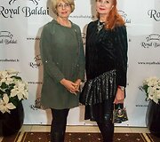 Laima Lavaste (de&scaron;inėje) su seserimi