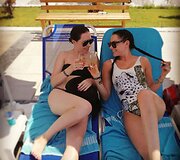 Simona Nainė su seserimi Ineta