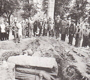 Nepriklausomybės paminklas Biržų kapinėse. Nugriautas paminklas rastas ir atstatytas 1988 m.