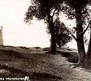 Trys kryžiai ant  Plikojo (kreivojo) kalno. Architektas A. Vivulskis. Nuotrauka daryta apie 1925 m.