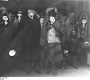 Berlyno zoologijos sodo direktorius Heckas pozuoja su būsimais eksponatais, 1931 m.