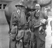Berlyno zoologijos sodo direktorius Heckas pozuoja su eksponatais, 1931 m.