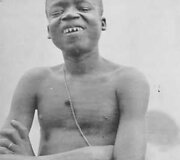 Ota Benga 1904 m. Jis buvo eksponuojamas zoologijos sode Niujorke kartu su beždžionėmis