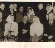 J. Baltu&scaron;is, T Tilvytis ir A. Venclova su Anyk&scaron;čių liaudies teatro grupe po A. Vienuolio spektaklio Prieblandoje 1962 m.