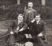 Antanas Račiūnas (sėdi de&scaron;inėje) su bendradarbiais kelionėje po Amerikos lietuvių kolonijas. Apie 1910 m.