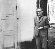 V. Kauneckas prie savo namų durų
