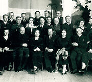 I. Simonaitytė su P. Babicku, L. Dovydėnu, Pr. Geniu, ir kt. literatūros vakaro Tel&scaron;iuose  metu [1937 m.]
