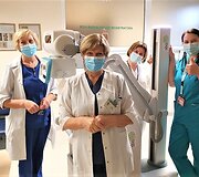 Santaros klinikų medikai prie gauto rentgeno aparato