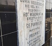 Tekstas lietuvių ir portugalų kalbomis ant paminklo