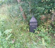 Nurodomasis ženklas - pasislėpęs tarp žolių