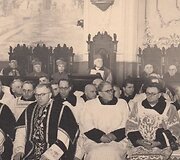 Vyskupo K. Paltaroko laidotuvių pamaldo Panevėžyje, centre krėsle sėdi arkivyskupas T. Matulionis