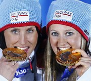 Marit Bjoergen ir Ingvild Fluqstag Oestberg laimėjo slidinėjimo komandinio sprinto rungtyje