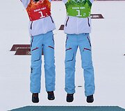 Marit Bjoergen ir Ingvild Fluqstag Oestberg laimėjo slidinėjimo komandinio sprinto rungtyje
