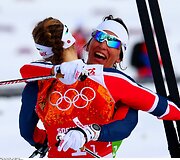 Marit Bjoergen ir Ingvild Fluqstag Oestberg laimėjo slidinėjimo komandinio sprinto rungtyje