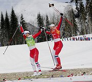 Marit Bjoergen ir Ingvild Fluqstag Oestberg laimėjo slidinėjimo komandinio sprinto rungtyje