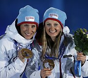 Marit Bjoergen ir Ingvild Fluqstag Oestberg laimėjo slidinėjimo komandinio sprinto rungtyje