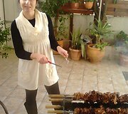 Ramunė Klincevičiūtė vietinių &scaron;ventėje. Kepami tradiciniai Sufla, be kurių neapseina jokia &scaron;ventė.