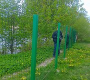 Aplinkosaugininkai pradėjo griauti neleistinas tvoras prie vandens telkinių