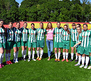Vaida Grik&scaron;aitė-Česnauskienė su &bdquo;Žalgirio&ldquo; futbolininkėmis