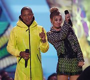 Kaley Cuoco ir Pharrellis Williamsas