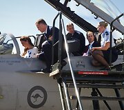 Princas Williamas ir Kembridžo hercogienė Catherine apsilankė RAAF bazėje