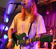 Jennifer Clavin i&scaron; grupės &bdquo;Bleached&ldquo;