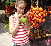 Erika Vy&scaron;niauskaitė vaisių turguje La Fortuna, Kosta Rikoje