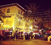 Collins Avenue ir Ocean Drive parduotuvių alėja