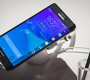 &bdquo;Samsung Galaxy Note Edge&ldquo; &ndash; pirmasis i&scaron;anusis, turntis i&scaron;lenktą ekraną telefono &scaron;one