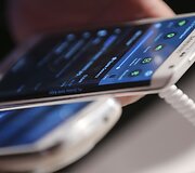 &bdquo;Samsung Galaxy Note Edge&ldquo; &ndash; pirmasis i&scaron;anusis, turntis i&scaron;lenktą ekraną telefono &scaron;one