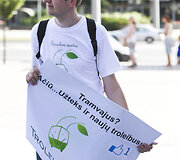 Keletas vilniečių penktadienio pavakarę protestavo dėl būsimosios vie&scaron;ojo transporto reformos.