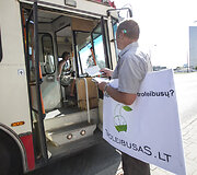 Keletas vilniečių penktadienio pavakarę protestavo dėl būsimosios vie&scaron;ojo transporto reformos.