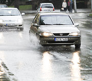 Vasaros liūtis ir vėjas Vilniuje laužė &scaron;akas