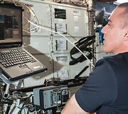 Astronautas Chrisas Cassidy Žemėje esantį robotą valdo įprastu ne&scaron;iojamuoju kompiuteriu