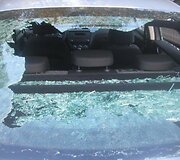 Vandalų apgadintas automobilis 