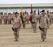 Goro provincijos atkūrimo grupės stovykloje nuleistos misiją baigiančių Japonijos ir Europos Sąjungos vėliavos